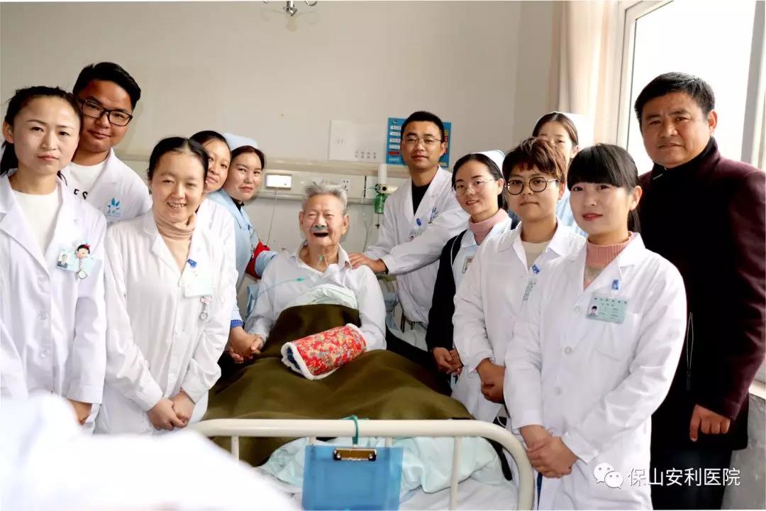 97歲八路老戰(zhàn)士身患多種疾病，常年住院視醫(yī)院為家，醫(yī)護(hù)為親人