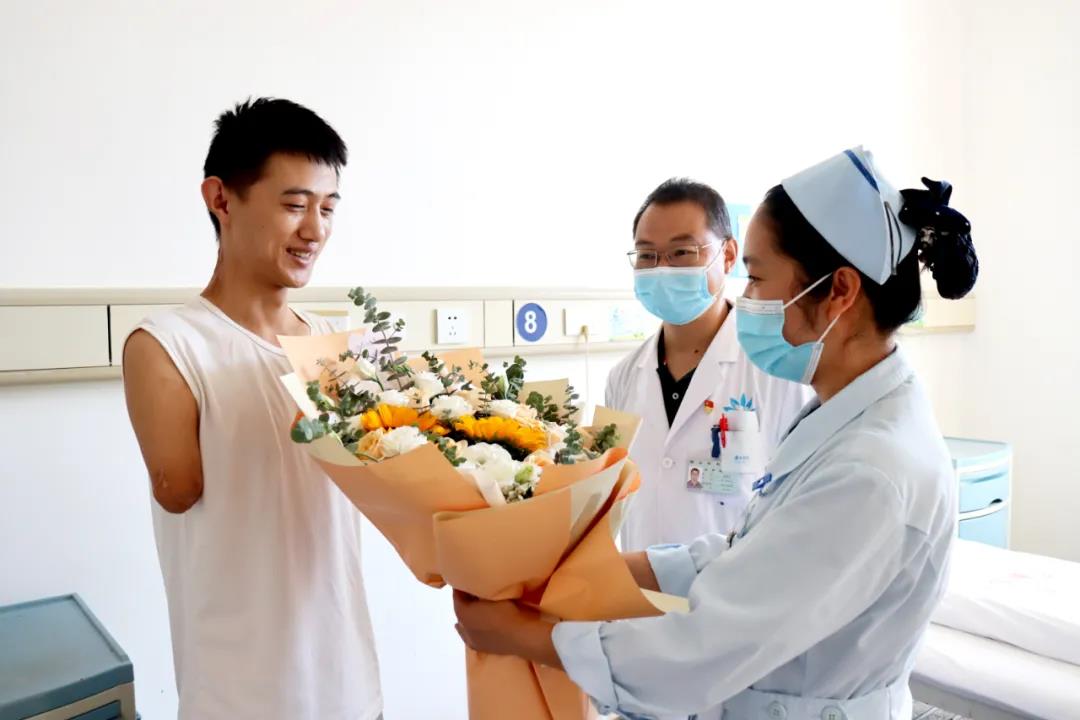 【保山安利醫(yī)院】雖然失去了雙臂，但他用堅(jiān)強(qiáng)、樂觀的態(tài)度讓生活充滿陽光！