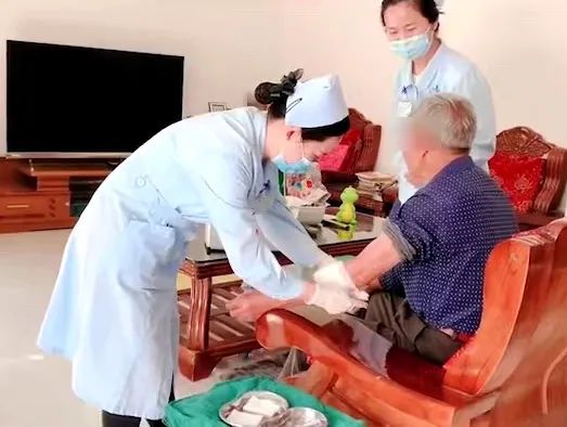 【保山安利醫(yī)院】82歲爺爺與老伴居家，在院手術(shù)后換藥不便，居家護理上門服務(wù)解難題